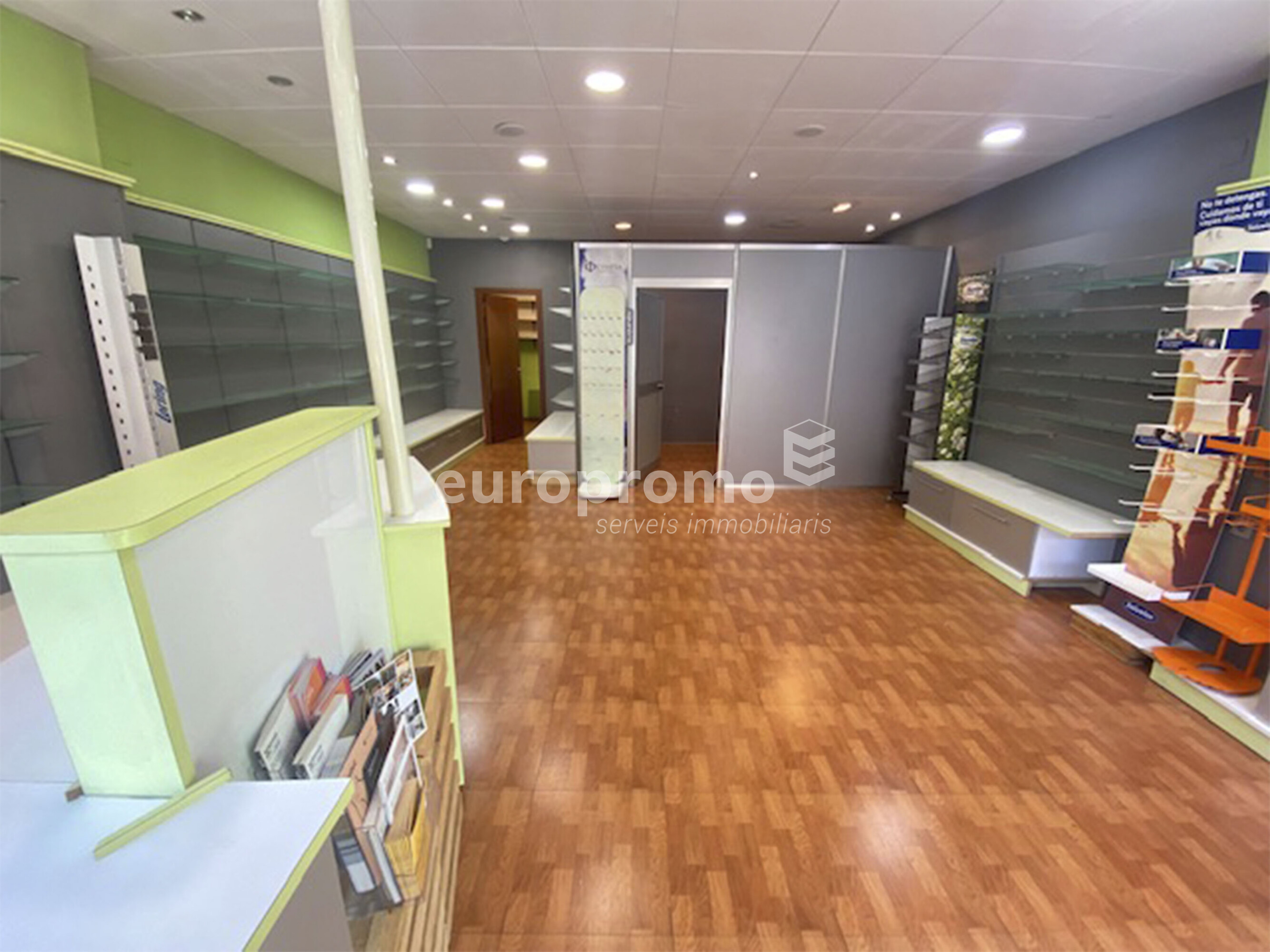Local comercial de 60m2 situat en el  centre de Girona plaça Josep pla!